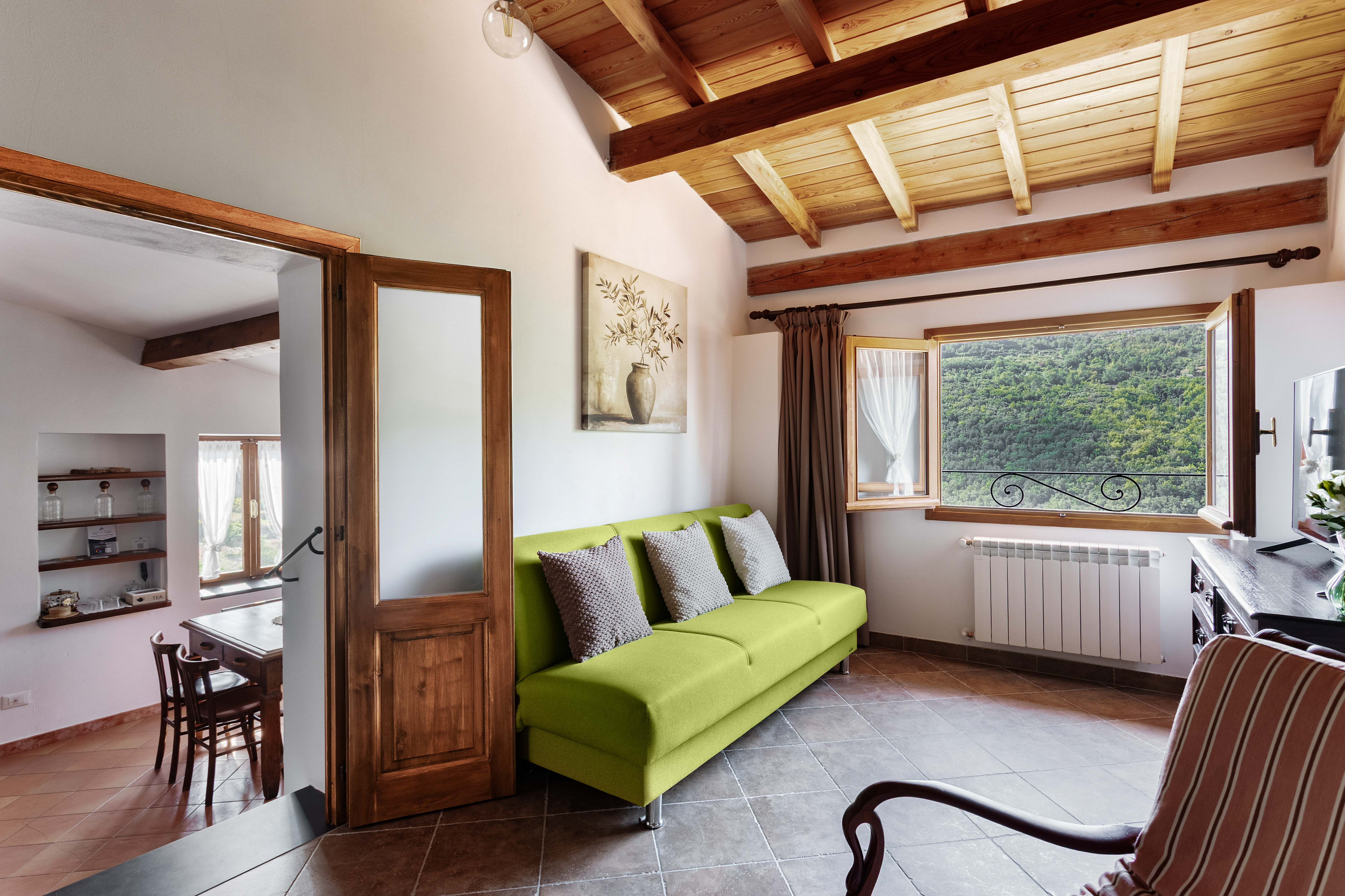 Casa vacanze 'Come Una Volta' Apricale | soggiorno con vista panoramica sui monti | affitti brevi Liguria