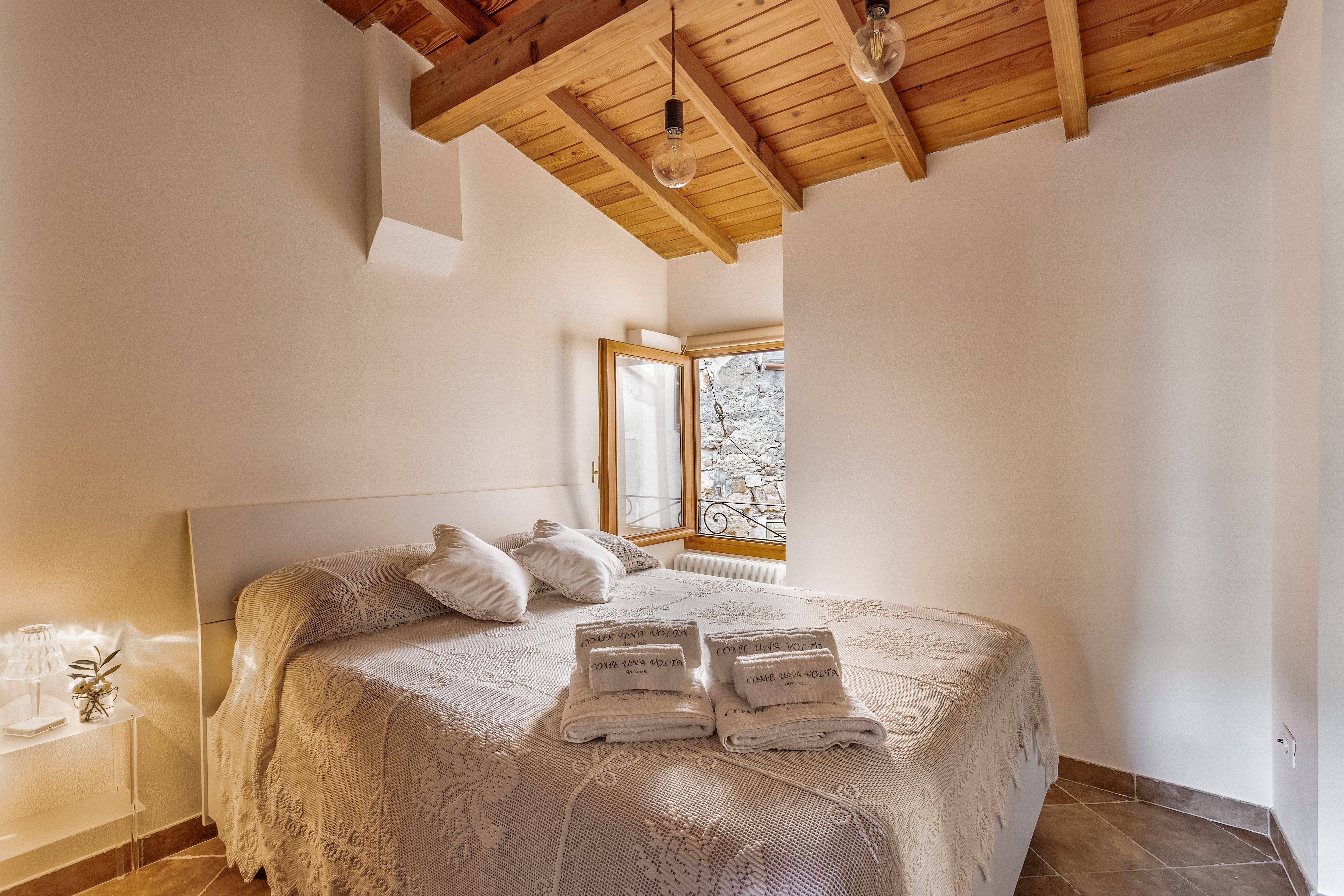 Casa vacanze 'Come Una Volta' Apricale | camera padronale con vista sui tipici caruggi | affitti brevi Apricale