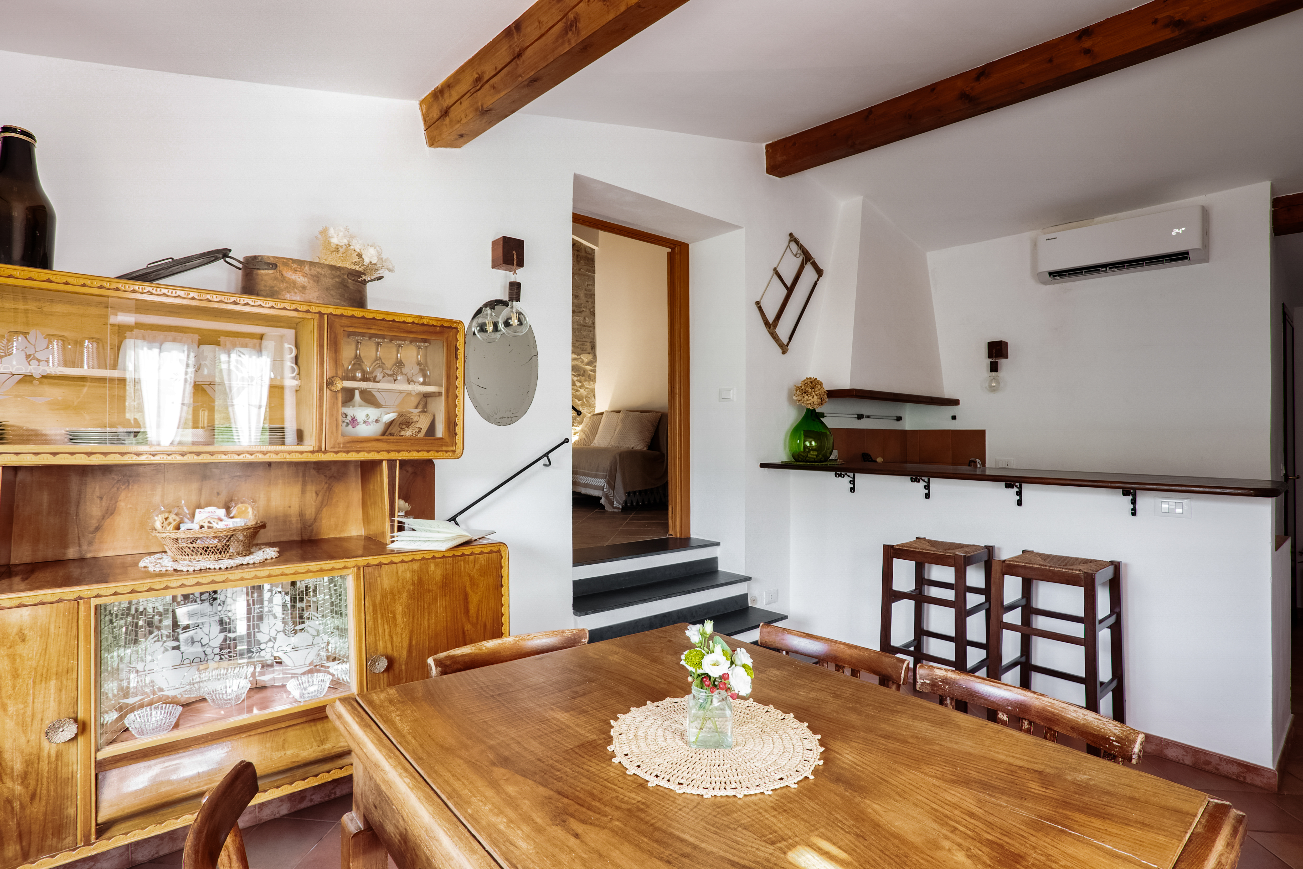 Casa vacanze 'Come Una Volta' Apricale | sala da pranzo e cucina | affitti brevi Liguria