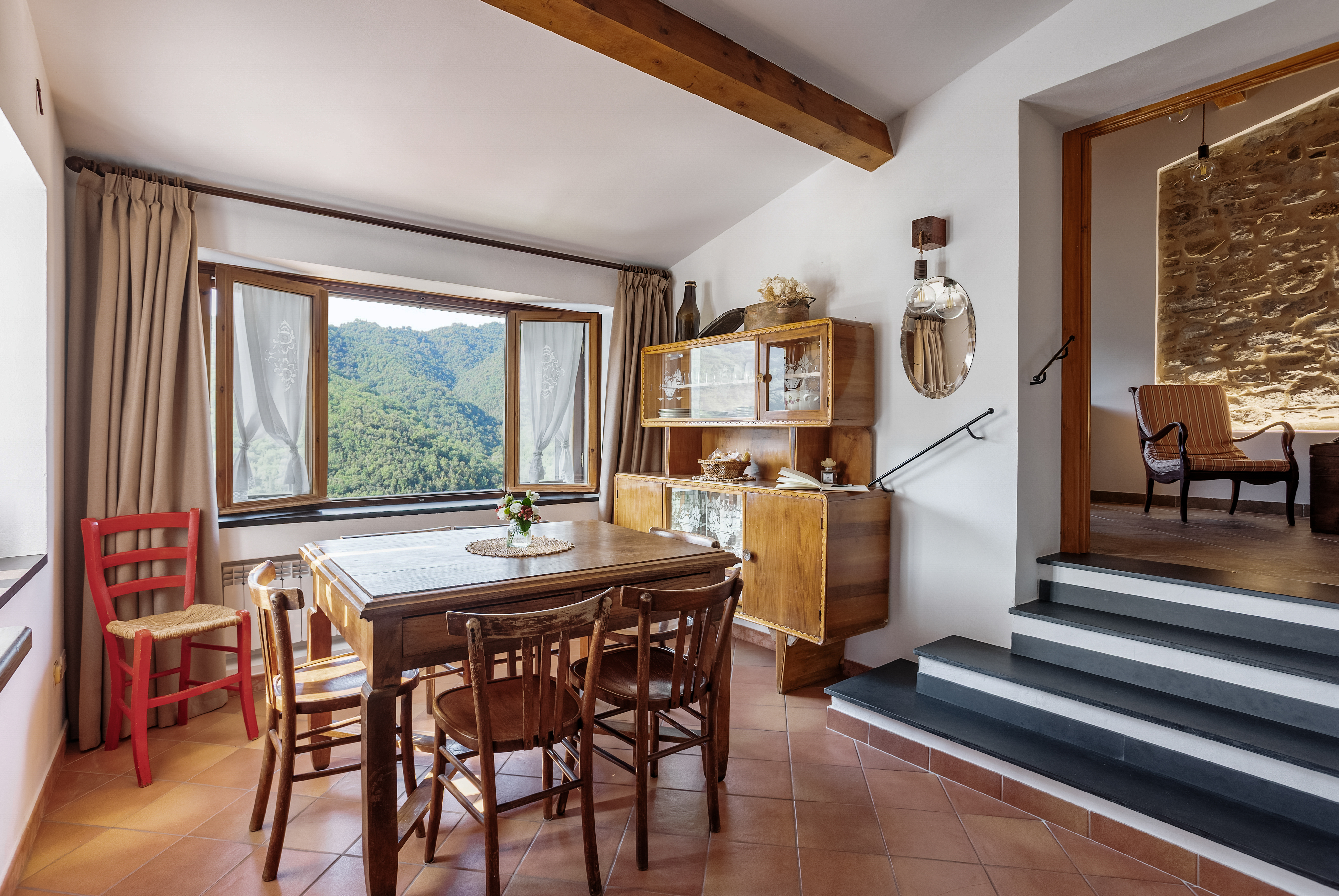 Casa vacanze 'Come Una Volta' Apricale | sala da pranzo con vista panoramica sui monti | affitti brevi Liguria