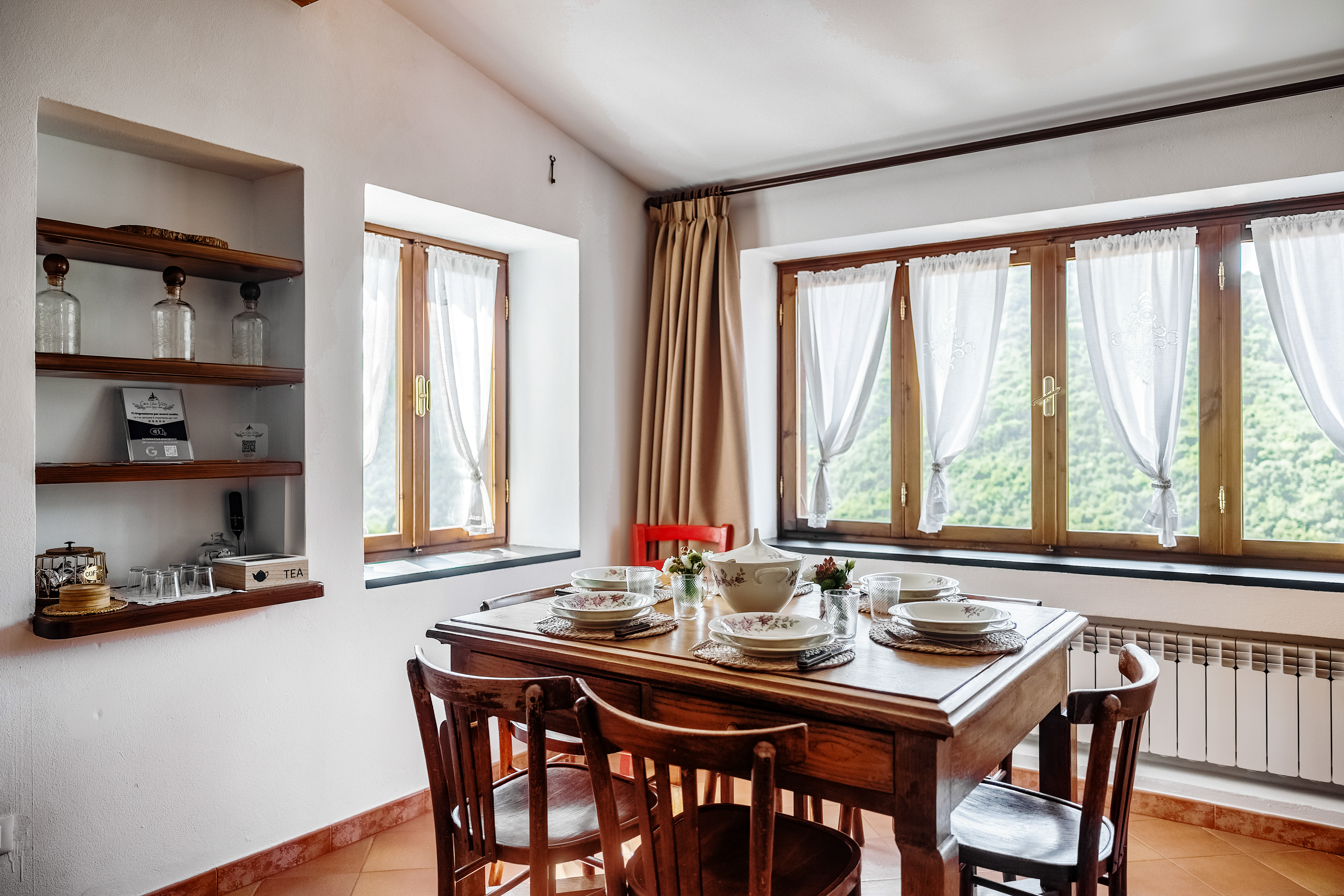 Casa vacanze 'Come Una Volta' Apricale | sala da pranzo con tavolo allestito | affitti brevi Liguria