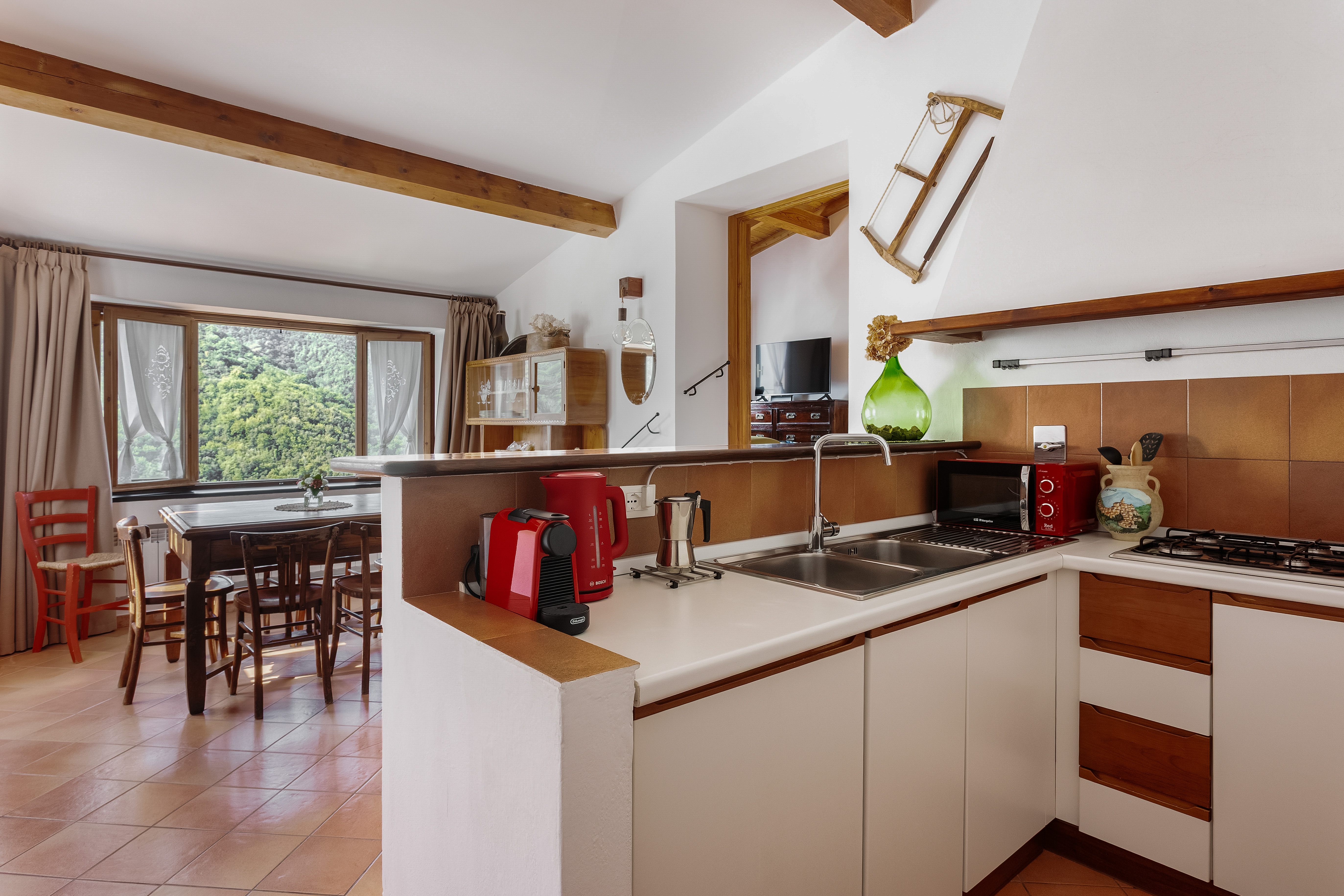 Casa vacanze 'Come Una Volta' Apricale | cucina attrezzata e sala da pranzo con vista panoramica sui monti | affitti brevi Apricale
