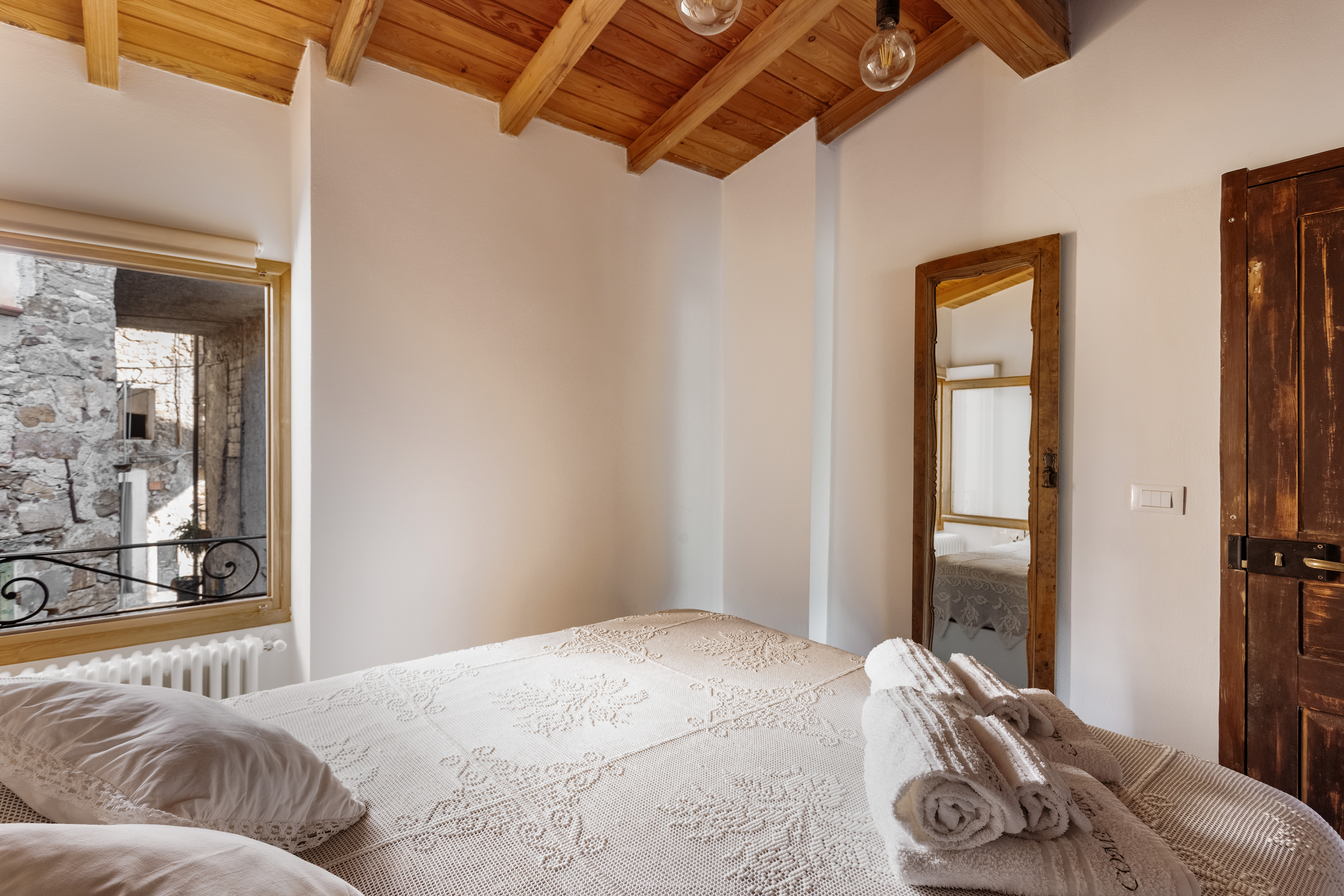 Casa vacanze 'Come Una Volta' Apricale | camera padronale con vista sui tipici caruggi | affitti brevi Liguria