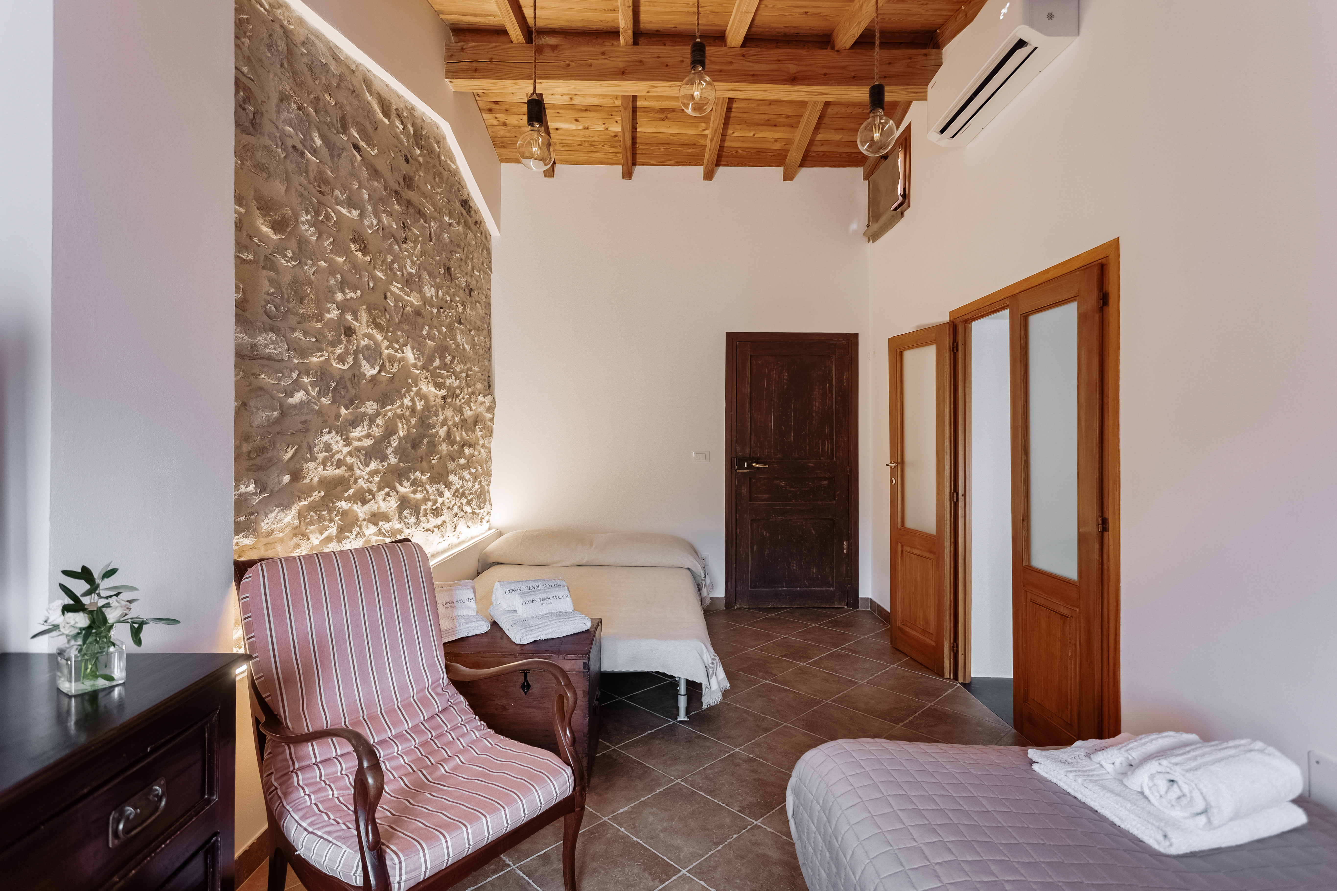 Casa vacanze 'Come Una Volta' Apricale | soggiorno adibito a zona notte | affitti brevi Liguria