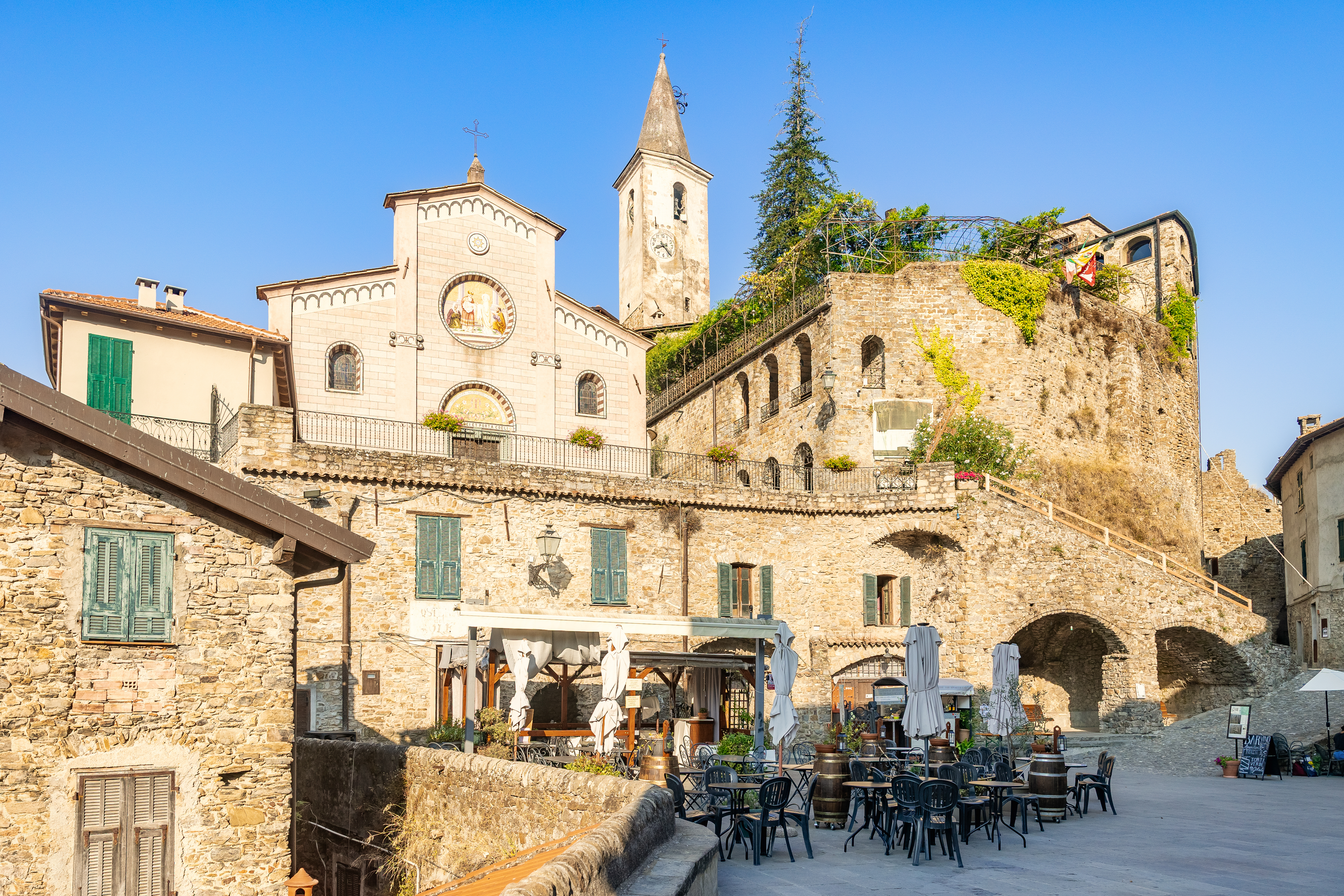Casa vacanze 'Come Una Volta' Apricale | Piazza Vittorio Emanuele II con la Chiesa della Purificazione e il Castello della Lucertola