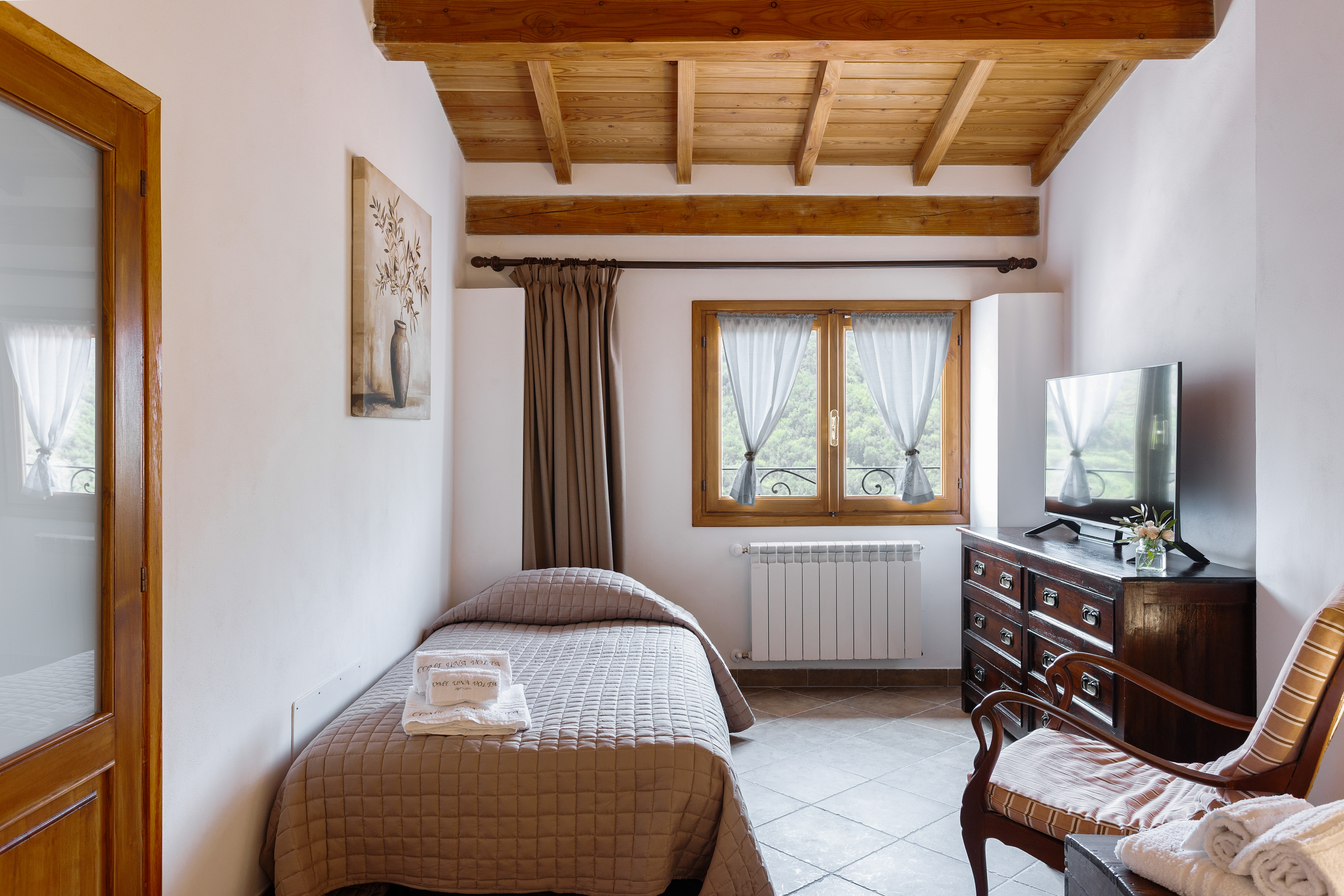 Casa vacanze 'Come Una Volta' Apricale | soggiorno adibito a zona notte | affitti brevi Liguria